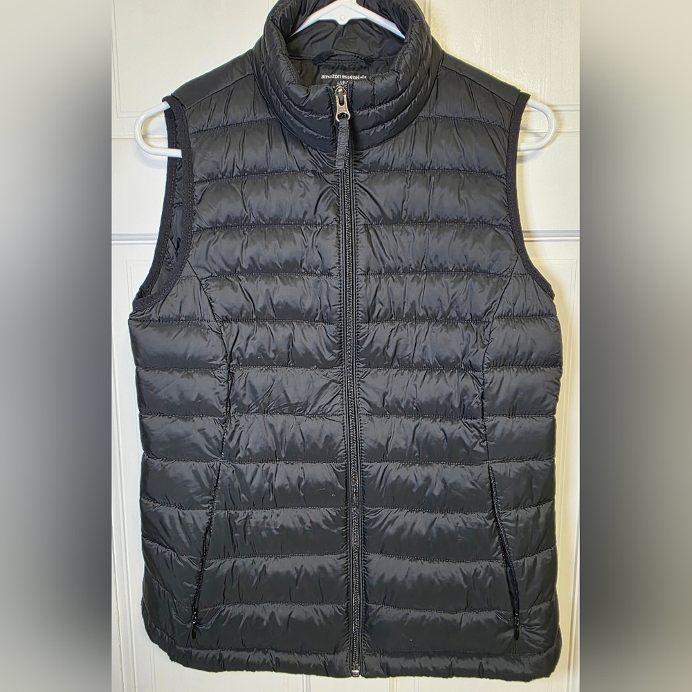 Amazon Essentials Lightweight  Puffer Vest Outside/Inside Pockets- Size Sm